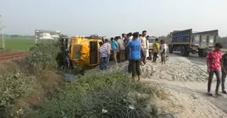 ঢাকা-টাঙ্গাইল মহাসড়কে বালুবাহী ট্রাক উল্টে নিহত ১, আহত ১